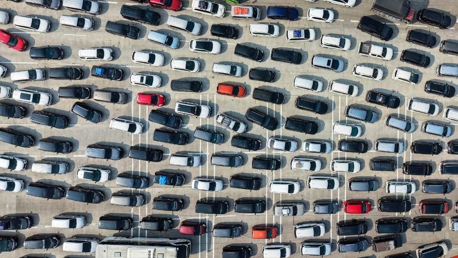 Kendaraan terjebak kemacetan di jalan tol keluar Jakarta dekat gerbang tol di Cikampek, Jawa Barat, Rabu (17/3/2026). (AFP/BAY ISMOYO)