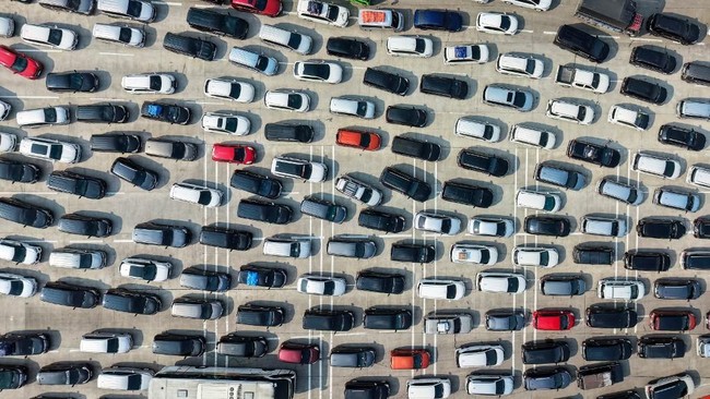 Padat Merayap, Cek Kondisi Tol Jakarta-Cikampek Arah Jawa Tengah