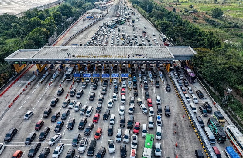 Kendaraan terjebak kemacetan di jalan tol keluar Jakarta dekat gerbang tol di Cikampek, Jawa Barat, Rabu (17/3/2026). (AFP/BAY ISMOYO)