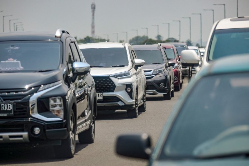 Kendaraan terjebak kemacetan di jalan tol keluar Jakarta dekat gerbang tol di Cikampek, Jawa Barat, Rabu (17/3/2026). (AFP/BAY ISMOYO)