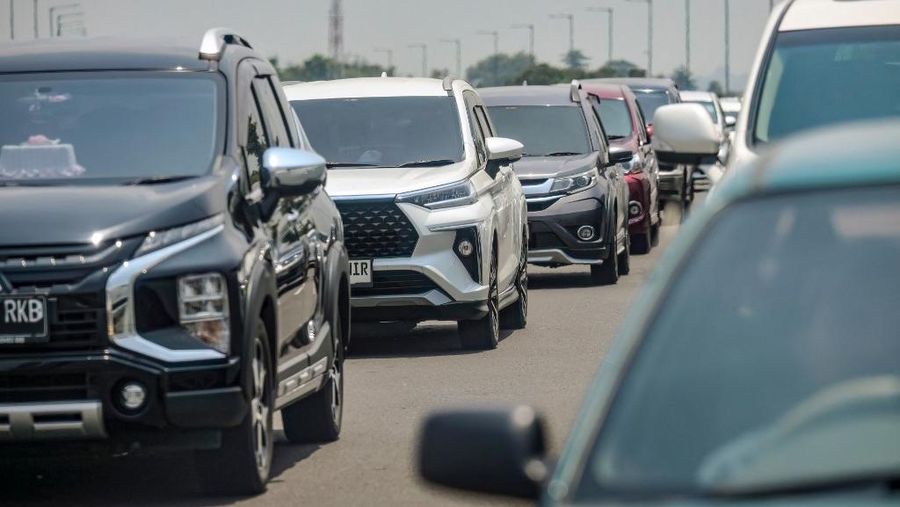 Kendaraan terjebak kemacetan di jalan tol keluar Jakarta dekat gerbang tol di Cikampek, Jawa Barat, Rabu (17/3/2026). (AFP/BAY ISMOYO)