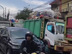 Macet di Tamangapa Raya Makassar Dipicu Truk Sampah Antre Masuk TPA