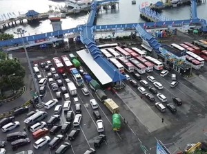 Jelang Penutupan, Ratusan Kendaraan Masih Antre di Pelabuhan Ketapang
