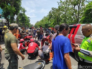 Pemotor Nahas Tewas Tabrak Rombong Gulai di Jalan Rajawali Surabaya