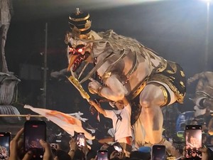 Pawai Ogoh-ogoh di Catur Muka Denpasar Curi Perhatian Turis Asing