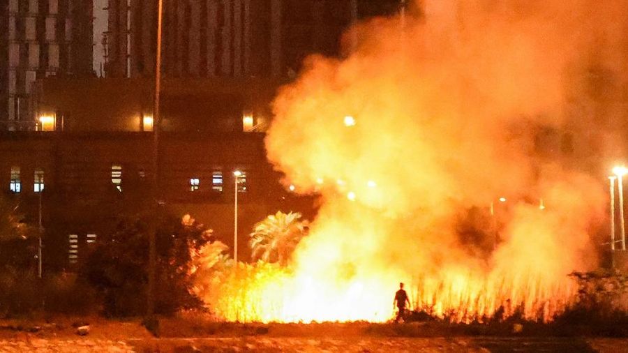 Sebuah ledakan terdengar di Baghdad, ibu kota Irak. Pejabat Irak melaporkan ledakan dari serangan drone dan roket yang menargetkan Kedutaan Besar Amerika Serikat, Rabu (18/3/2026). (AFP/AHMAD AL-RUBAYE)