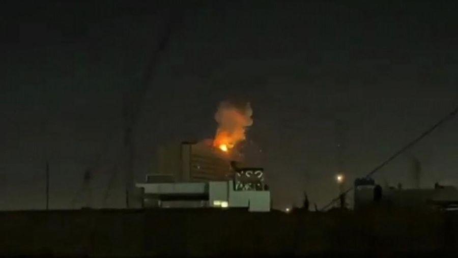 Sebuah ledakan terdengar di Baghdad, ibu kota Irak. Pejabat Irak melaporkan ledakan dari serangan drone dan roket yang menargetkan Kedutaan Besar Amerika Serikat, Rabu (18/3/2026). (AFP/AHMAD AL-RUBAYE)