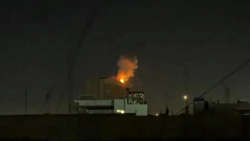 Sebuah ledakan terdengar di Baghdad, ibu kota Irak. Pejabat Irak melaporkan ledakan dari serangan drone dan roket yang menargetkan Kedutaan Besar Amerika Serikat, Rabu (18/3/2026). (AFP/AHMAD AL-RUBAYE)