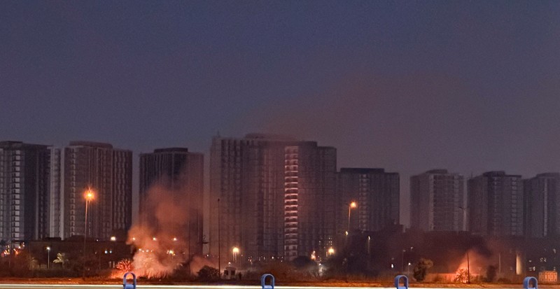 Sebuah ledakan terdengar di Baghdad, ibu kota Irak. Pejabat Irak melaporkan ledakan dari serangan drone dan roket yang menargetkan Kedutaan Besar Amerika Serikat, Rabu (18/3/2026). (AFP/AHMAD AL-RUBAYE)