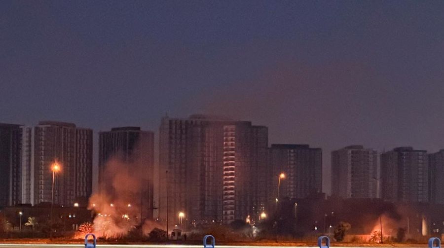 Sebuah ledakan terdengar di Baghdad, ibu kota Irak. Pejabat Irak melaporkan ledakan dari serangan drone dan roket yang menargetkan Kedutaan Besar Amerika Serikat, Rabu (18/3/2026). (AFP/AHMAD AL-RUBAYE)