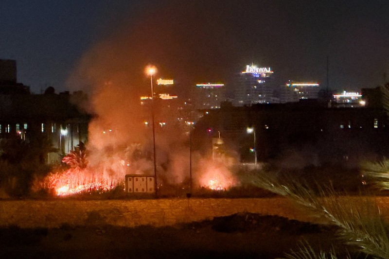 Sebuah ledakan terdengar di Baghdad, ibu kota Irak. Pejabat Irak melaporkan ledakan dari serangan drone dan roket yang menargetkan Kedutaan Besar Amerika Serikat, Rabu (18/3/2026). (AFP/AHMAD AL-RUBAYE)