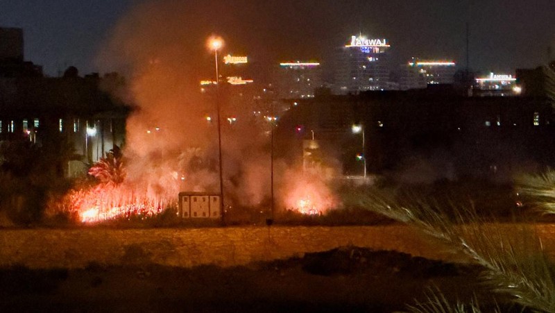Sebuah ledakan terdengar di Baghdad, ibu kota Irak. Pejabat Irak melaporkan ledakan dari serangan drone dan roket yang menargetkan Kedutaan Besar Amerika Serikat, Rabu (18/3/2026). (AFP/AHMAD AL-RUBAYE)