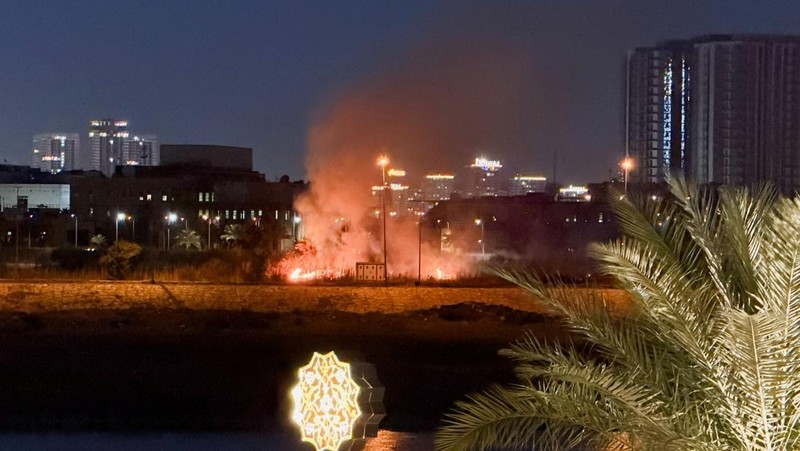 Sebuah ledakan terdengar di Baghdad, ibu kota Irak. Pejabat Irak melaporkan ledakan dari serangan drone dan roket yang menargetkan Kedutaan Besar Amerika Serikat, Rabu (18/3/2026). (AFP/AHMAD AL-RUBAYE)