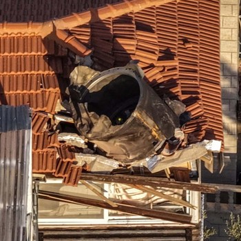 Iron Dome Jebol, Penampakan Rudal Iran Tembus Atap Rumah Israel