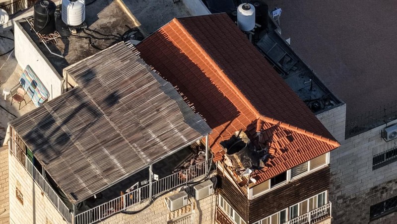 Serpihan rudal balistik yang ditembakkan Iran dan puing-puing senjata pencegat Israel berjatuhan pada Senin (16/3) di Kota Tua Yerusalem, yang dikelilingi tembok dan beberapa situs suci Kristen, Muslim, dan Yahudi. (REUTERS/Ilan Rosenberg)