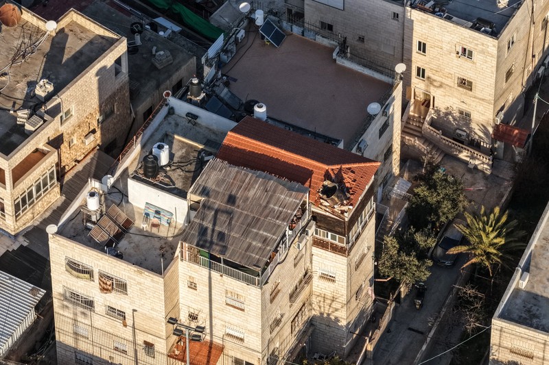 Serpihan rudal balistik yang ditembakkan Iran dan puing-puing senjata pencegat Israel berjatuhan pada Senin (16/3) di Kota Tua Yerusalem, yang dikelilingi tembok dan beberapa situs suci Kristen, Muslim, dan Yahudi. (REUTERS/Ilan Rosenberg)