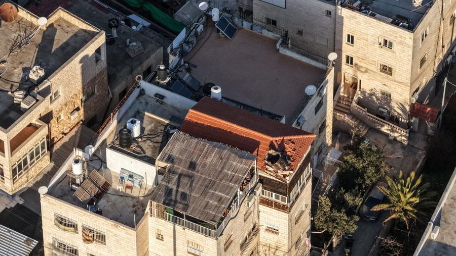 Serpihan rudal balistik yang ditembakkan Iran dan puing-puing senjata pencegat Israel berjatuhan pada Senin (16/3) di Kota Tua Yerusalem, yang dikelilingi tembok dan beberapa situs suci Kristen, Muslim, dan Yahudi. (REUTERS/Ilan Rosenberg)