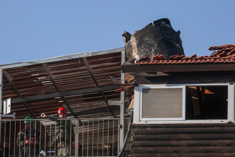 Serpihan rudal balistik yang ditembakkan Iran dan puing-puing senjata pencegat Israel berjatuhan pada Senin (16/3) di Kota Tua Yerusalem, yang dikelilingi tembok dan beberapa situs suci Kristen, Muslim, dan Yahudi. (REUTERS/Ilan Rosenberg)