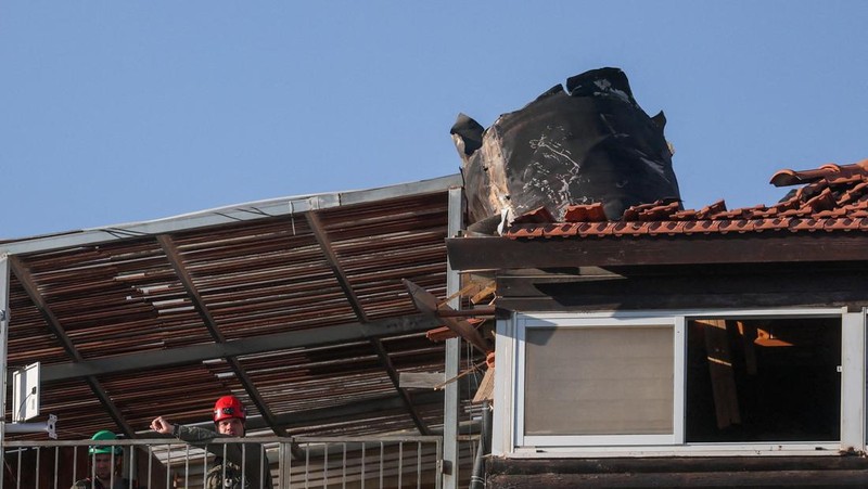 Serpihan rudal balistik yang ditembakkan Iran dan puing-puing senjata pencegat Israel berjatuhan pada Senin (16/3) di Kota Tua Yerusalem, yang dikelilingi tembok dan beberapa situs suci Kristen, Muslim, dan Yahudi. (REUTERS/Ilan Rosenberg)