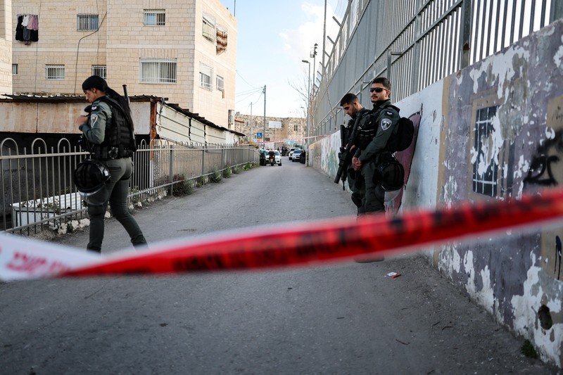 Serpihan rudal balistik yang ditembakkan Iran dan puing-puing senjata pencegat Israel berjatuhan pada Senin (16/3) di Kota Tua Yerusalem, yang dikelilingi tembok dan beberapa situs suci Kristen, Muslim, dan Yahudi. (REUTERS/Ilan Rosenberg)