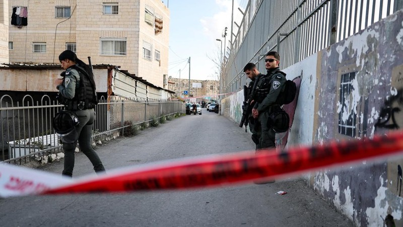 Serpihan rudal balistik yang ditembakkan Iran dan puing-puing senjata pencegat Israel berjatuhan pada Senin (16/3) di Kota Tua Yerusalem, yang dikelilingi tembok dan beberapa situs suci Kristen, Muslim, dan Yahudi. (REUTERS/Ilan Rosenberg)