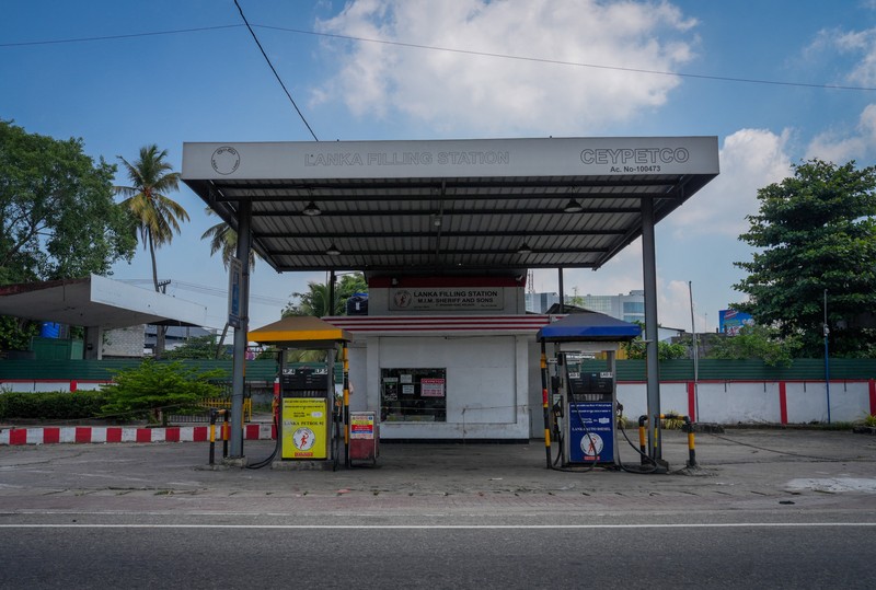 Sri Lanka telah menetapkan setiap hari Rabu sebagai hari libur bagi lembaga-lembaga publik untuk menghemat bahan bakar minyak (BBM), Rabu (18/3/2026). (REUTERS/Thilina Kaluthotage)