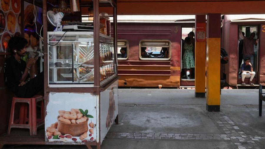 Sri Lanka telah menetapkan setiap hari Rabu sebagai hari libur bagi lembaga-lembaga publik untuk menghemat bahan bakar minyak (BBM), Rabu (18/3/2026). (REUTERS/Thilina Kaluthotage)