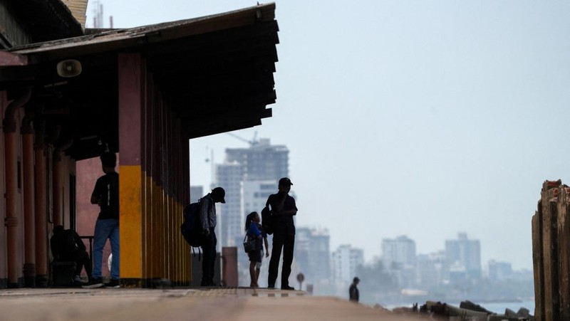 Sri Lanka telah menetapkan setiap hari Rabu sebagai hari libur bagi lembaga-lembaga publik untuk menghemat bahan bakar minyak (BBM), Rabu (18/3/2026). (REUTERS/Thilina Kaluthotage)