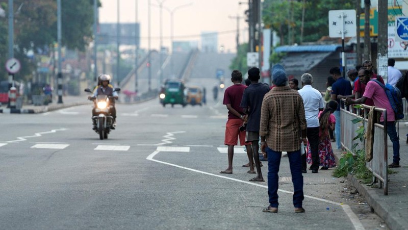 Sri Lanka telah menetapkan setiap hari Rabu sebagai hari libur bagi lembaga-lembaga publik untuk menghemat bahan bakar minyak (BBM), Rabu (18/3/2026). (REUTERS/Thilina Kaluthotage)