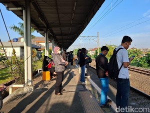 Cerita Pengguna KRL Masih Kerja Hari Ini, Mudiknya Nyusul