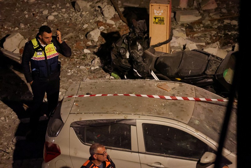 Tentara memeriksa sebuah apartemen yang rusak akibat serangan rudal terlihat di Ramat Gan, di pinggiran Tel Aviv, Israel pada 18 Maret 2026. (REUTERS/Nir Elias)
