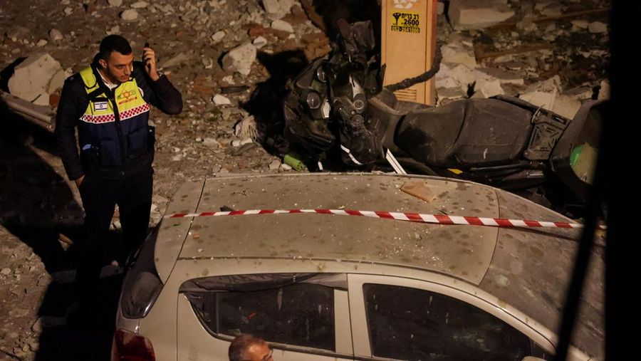 Tentara memeriksa sebuah apartemen yang rusak akibat serangan rudal terlihat di Ramat Gan, di pinggiran Tel Aviv, Israel pada 18 Maret 2026. (REUTERS/Nir Elias)