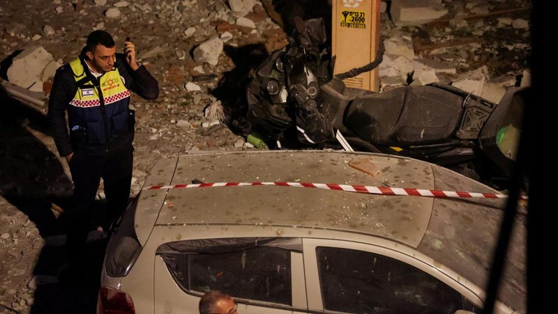 Tentara memeriksa sebuah apartemen yang rusak akibat serangan rudal terlihat di Ramat Gan, di pinggiran Tel Aviv, Israel pada 18 Maret 2026. (REUTERS/Nir Elias)