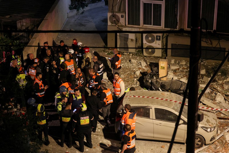 Tentara memeriksa sebuah apartemen yang rusak akibat serangan rudal terlihat di Ramat Gan, di pinggiran Tel Aviv, Israel pada 18 Maret 2026. (REUTERS/Nir Elias)