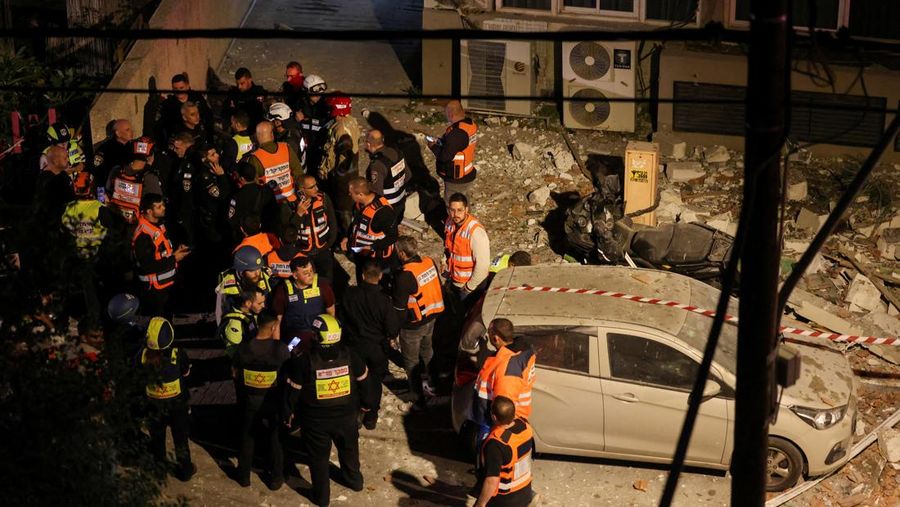 Tentara memeriksa sebuah apartemen yang rusak akibat serangan rudal terlihat di Ramat Gan, di pinggiran Tel Aviv, Israel pada 18 Maret 2026. (REUTERS/Nir Elias)