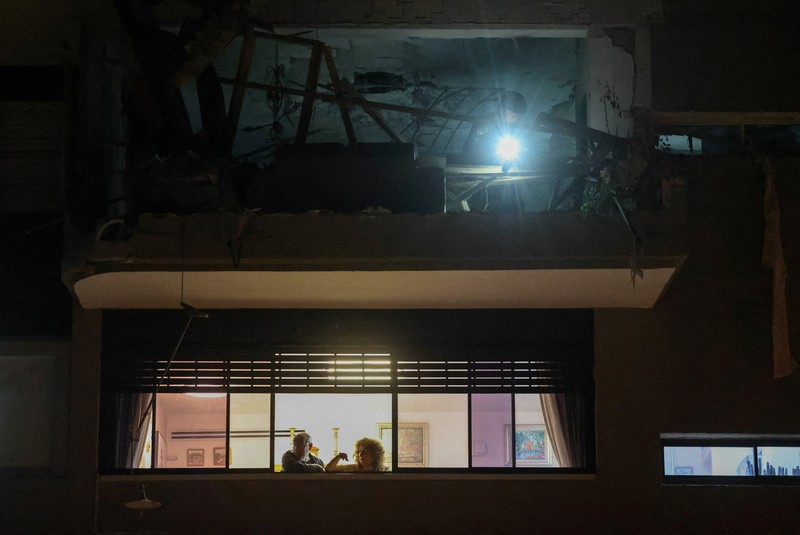 Tentara memeriksa sebuah apartemen yang rusak akibat serangan rudal terlihat di Ramat Gan, di pinggiran Tel Aviv, Israel pada 18 Maret 2026. (REUTERS/Nir Elias)