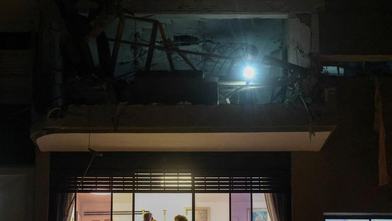 Tentara memeriksa sebuah apartemen yang rusak akibat serangan rudal terlihat di Ramat Gan, di pinggiran Tel Aviv, Israel pada 18 Maret 2026. (REUTERS/Nir Elias)