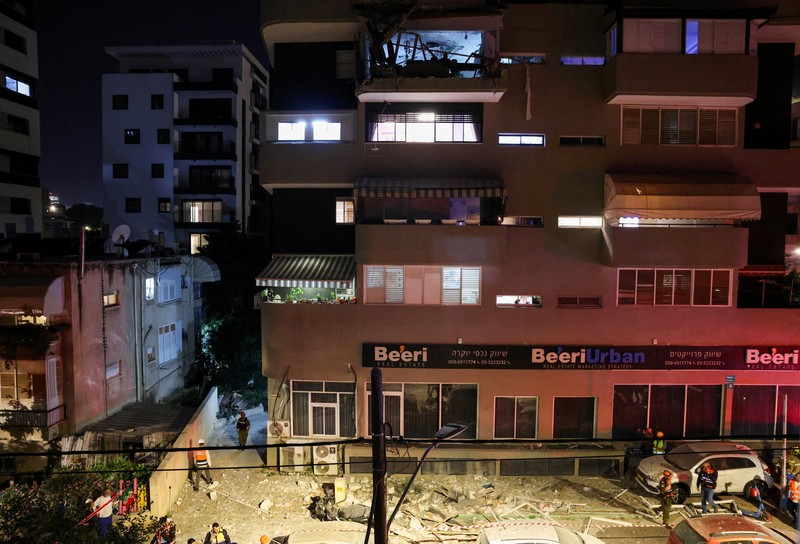 Tentara memeriksa sebuah apartemen yang rusak akibat serangan rudal terlihat di Ramat Gan, di pinggiran Tel Aviv, Israel pada 18 Maret 2026. (REUTERS/Nir Elias)