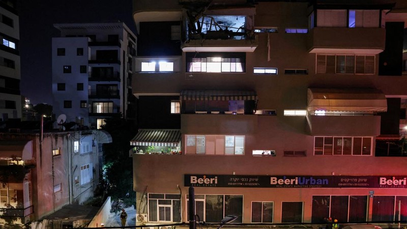 Tentara memeriksa sebuah apartemen yang rusak akibat serangan rudal terlihat di Ramat Gan, di pinggiran Tel Aviv, Israel pada 18 Maret 2026. (REUTERS/Nir Elias)