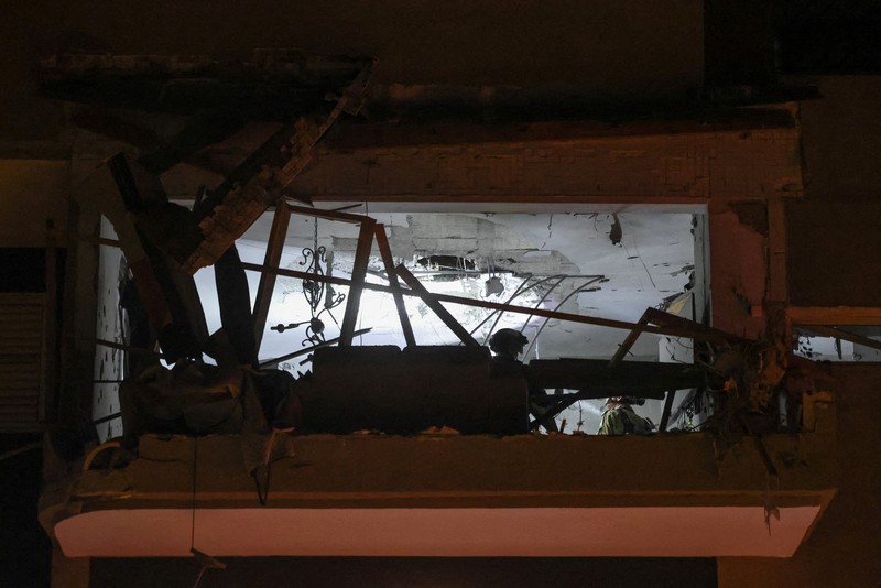 Tentara memeriksa sebuah apartemen yang rusak akibat serangan rudal terlihat di Ramat Gan, di pinggiran Tel Aviv, Israel pada 18 Maret 2026. (REUTERS/Nir Elias)