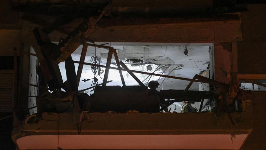Tentara memeriksa sebuah apartemen yang rusak akibat serangan rudal terlihat di Ramat Gan, di pinggiran Tel Aviv, Israel pada 18 Maret 2026. (REUTERS/Nir Elias)
