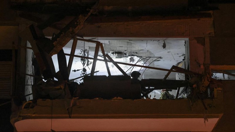 Tentara memeriksa sebuah apartemen yang rusak akibat serangan rudal terlihat di Ramat Gan, di pinggiran Tel Aviv, Israel pada 18 Maret 2026. (REUTERS/Nir Elias)