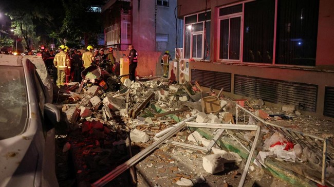 Penampakan Serangan Rudal Iran, Tewaskan 2 Orang di Ramat Gan Israel