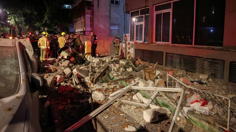 Tentara memeriksa sebuah apartemen yang rusak akibat serangan rudal terlihat di Ramat Gan, di pinggiran Tel Aviv, Israel pada 18 Maret 2026. (REUTERS/Nir Elias)