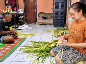 Ketupat dan Warisan yang Tak Pernah Putus di Kampung Babakan Ciparay