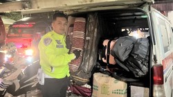 Kena Deh! Ambulans Ketahuan Angkut Pemudik di Jalur Garut
