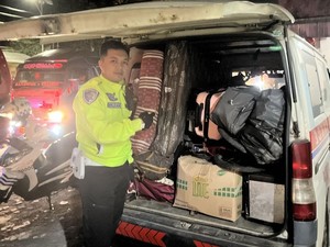 Kena Deh! Ambulans Ketahuan Angkut Pemudik di Jalur Garut