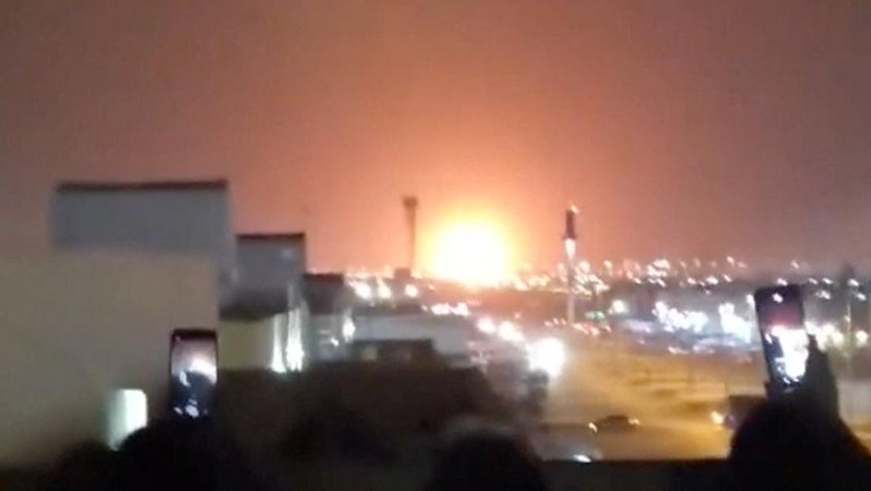Api berkobar akibat ledakan setelah serangan di dekat perusahaan minyak Aramco, di tengah konflik AS-Israel dengan Iran, di Riyadh, Arab Saudi, 18 Maret 2026. (Tangkapan Layar Video/REUTERS)