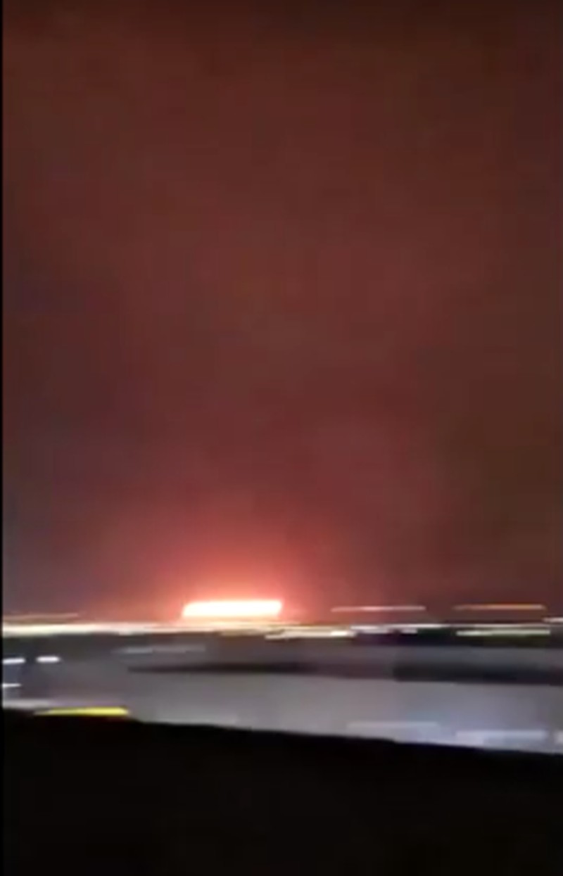 Api berkobar akibat ledakan setelah serangan di dekat perusahaan minyak Aramco, di tengah konflik AS-Israel dengan Iran, di Riyadh, Arab Saudi, 18 Maret 2026. (Tangkapan Layar Video/REUTERS)