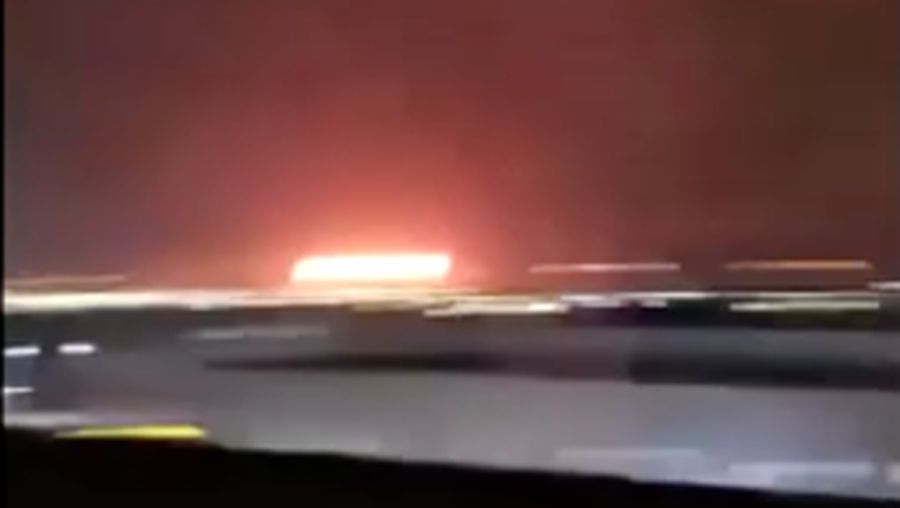 Api berkobar akibat ledakan setelah serangan di dekat perusahaan minyak Aramco, di tengah konflik AS-Israel dengan Iran, di Riyadh, Arab Saudi, 18 Maret 2026. (Tangkapan Layar Video/REUTERS)